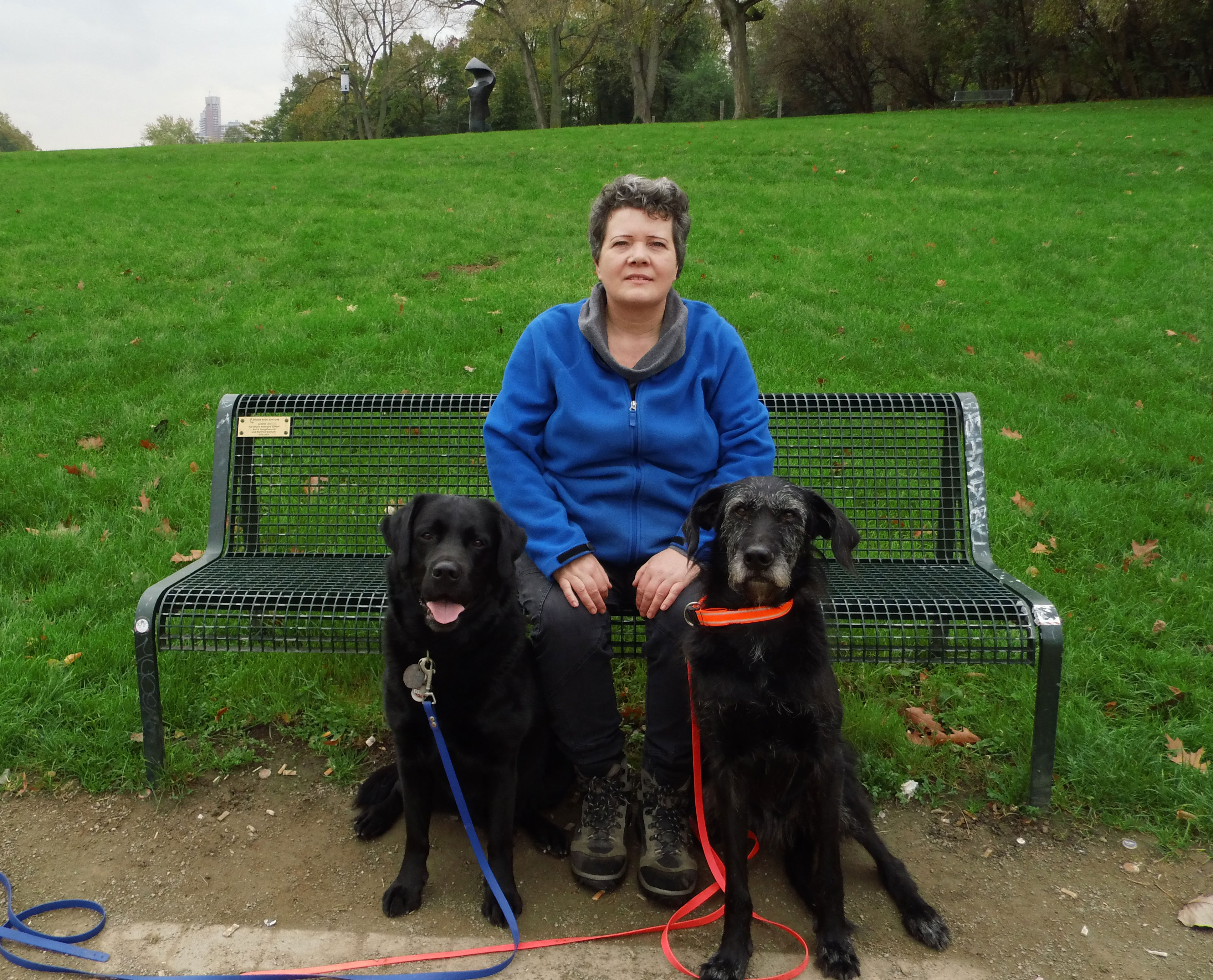 Frau-da-Luz-mit-schwarzen-Hunden